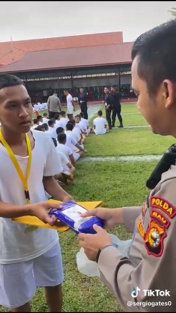 viral kisah remaja ikut tes polisi dengan kaus pinjaman yang lusuh ceritanya bikin haru