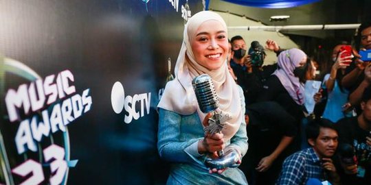 Perdana Tampil di Layar Kaca, Lesti Kejora Langsung Borong 4 Piala SCTV Music Awards