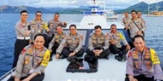 Pose Kapolri dan Wakapolri di Speedboat, Dikelilingi Jenderal Bintang Dua-Tiga Polri