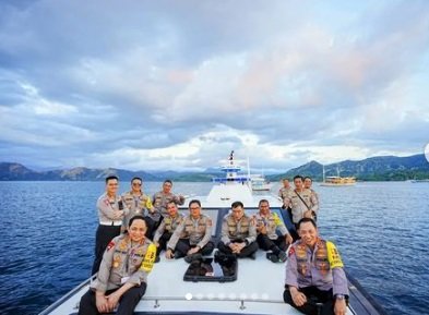 pose kapolri dan wakapolri di speedboat dikelilingi jenderal bintang dua tiga polri