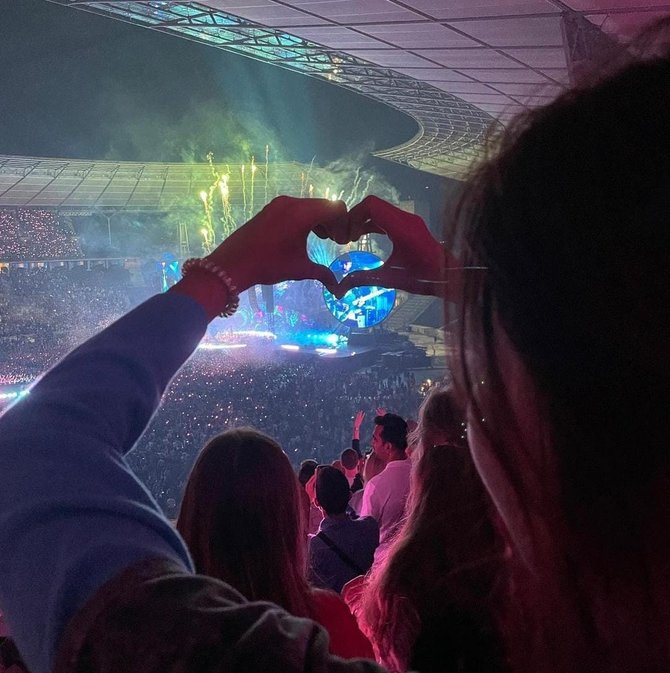 seru banget ini potret syahnaz nonton konser coldplay di jerman