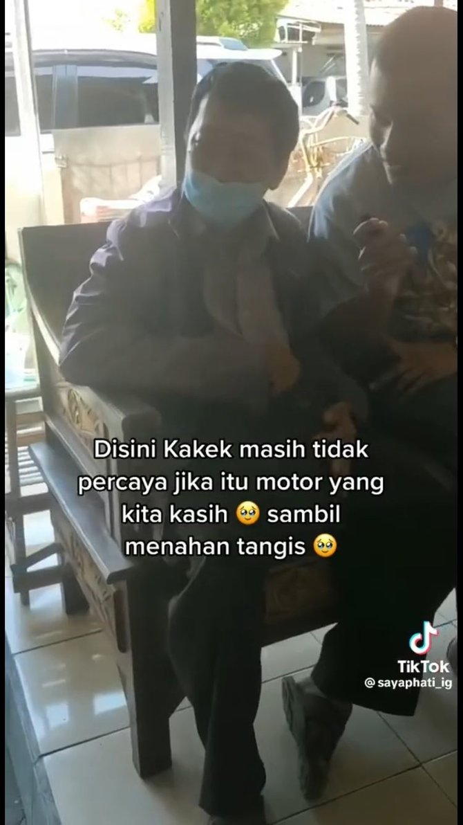 ingat kakek kurir yang viral kerja pakai motor butut kini dapat hadiah motor baru