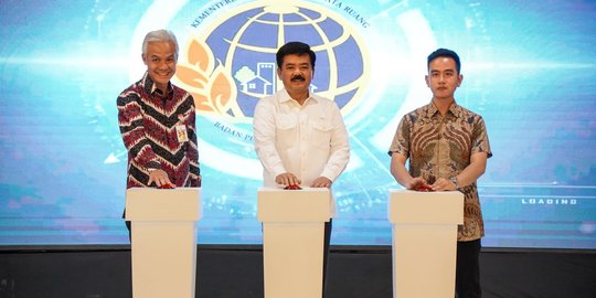 Bersama Ganjar dan Gibran, Menteri Hadi Deklarasikan Surakarta Jadi Kota Lengkap