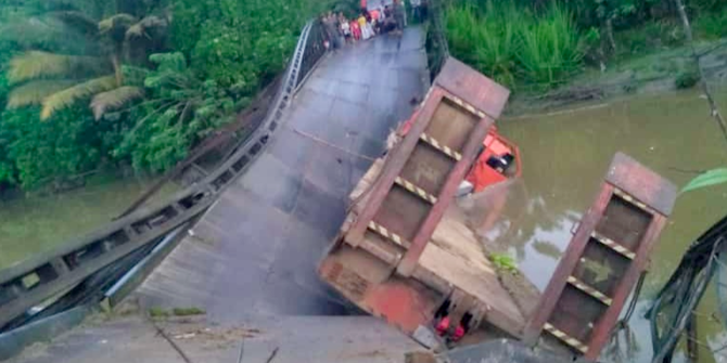 Dilintasi Truk Angkut Ekskavator, Jembatan Penghubung Kecamatan di Simeulue Ambruk
