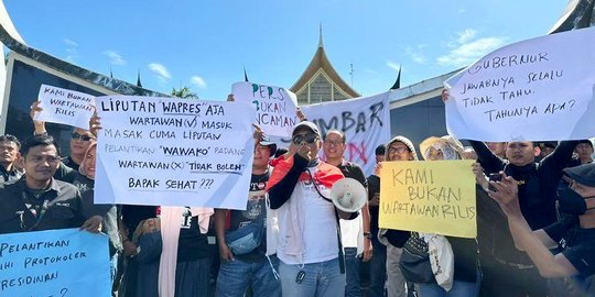 Kecam Pengusiran Jurnalis, Ratusan Wartawan Demo Kantor Gubernur Sumbar