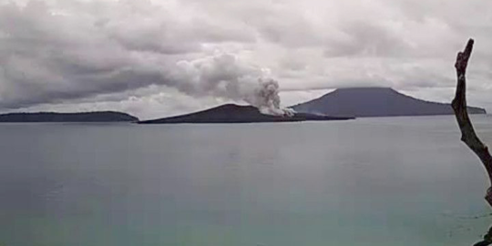 Gunung Anak Krakatau Erupsi, Lontarkan Abu Setinggi 3 Km