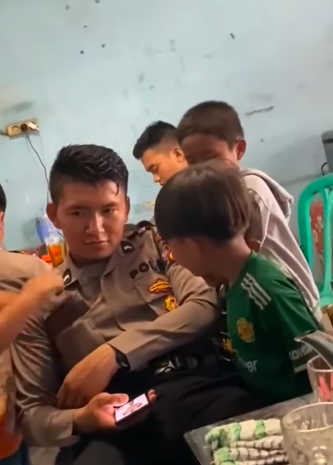 momen lucu 4 bocah kerumuni polisi muda kepo sama seragam dan atribut jadi sorotan