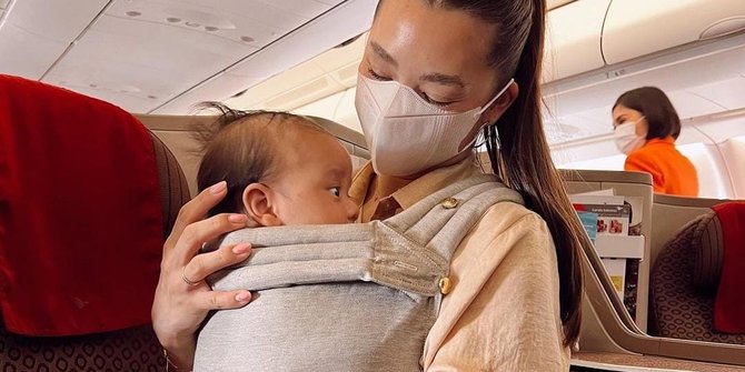 Potret Jennifer Bachdim Disebut 'Emak-emak Super' Saat Ajak Bayinya Naik Pesawat