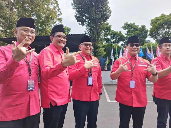 sekjen hasto dan elite pdip daftarkan bacaleg ke kpu