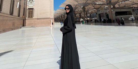 Bikin Pangling, Ini Penampilan Glenca Chysara saat Ibadah Umrah bareng Suami
