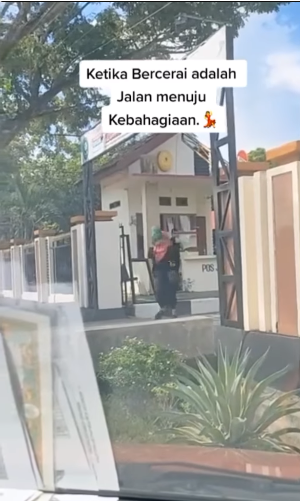bawa pulang akta cerai wanita ini girang banget sampai belari