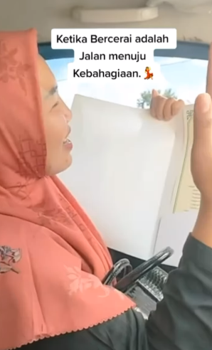 bawa pulang akta cerai wanita ini girang banget sampai belari