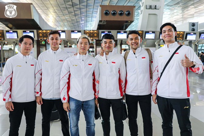 potret keberangkatan tim bulutangkis indonesia ke tiongkok siap tanding di sudirman cup