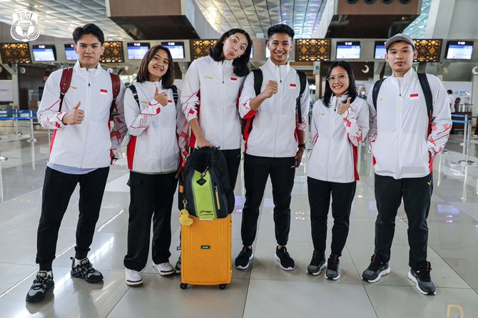 potret keberangkatan tim bulutangkis indonesia ke tiongkok siap tanding di sudirman cup