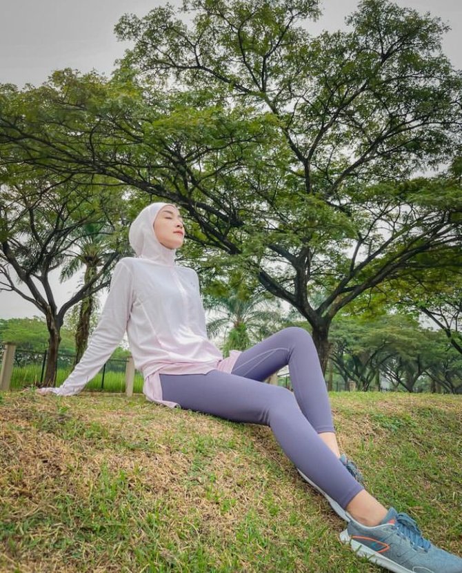 bisa jadi inspirasi intip gaya icha annisa suara hati istri yang stylish meski berhijab