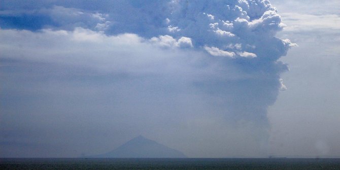 Gunung Anak Krakatau Meletus, Semburkan Abu Setinggi Satu Kilometer