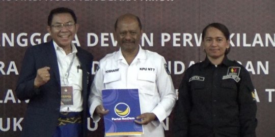 Berpakaian Adat, Bacaleg NasDem Daftar ke KPU NTT