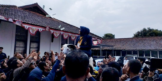 Disaksikan Bawaslu, Ketua DPD dan Bacaleg Nasdem Garut Sebar Uang di Kantor KPU