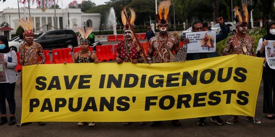 Usai Mengadu Komnas HAM, Suku Awyu Papua Demo di Istana Merdeka