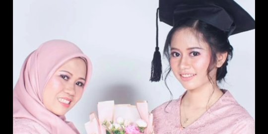 Momen Sus Rini Hadir di Acara Kelulusan Putrinya, Wajah Cantik Sang Anak Bikin Salfok