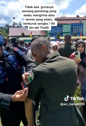 kakak brimob hadiri pelantikan adik tni