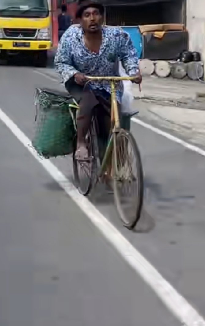 viral bapak ini mengayuh sepeda tanpa ban belakang aksinya biin warganet heran
