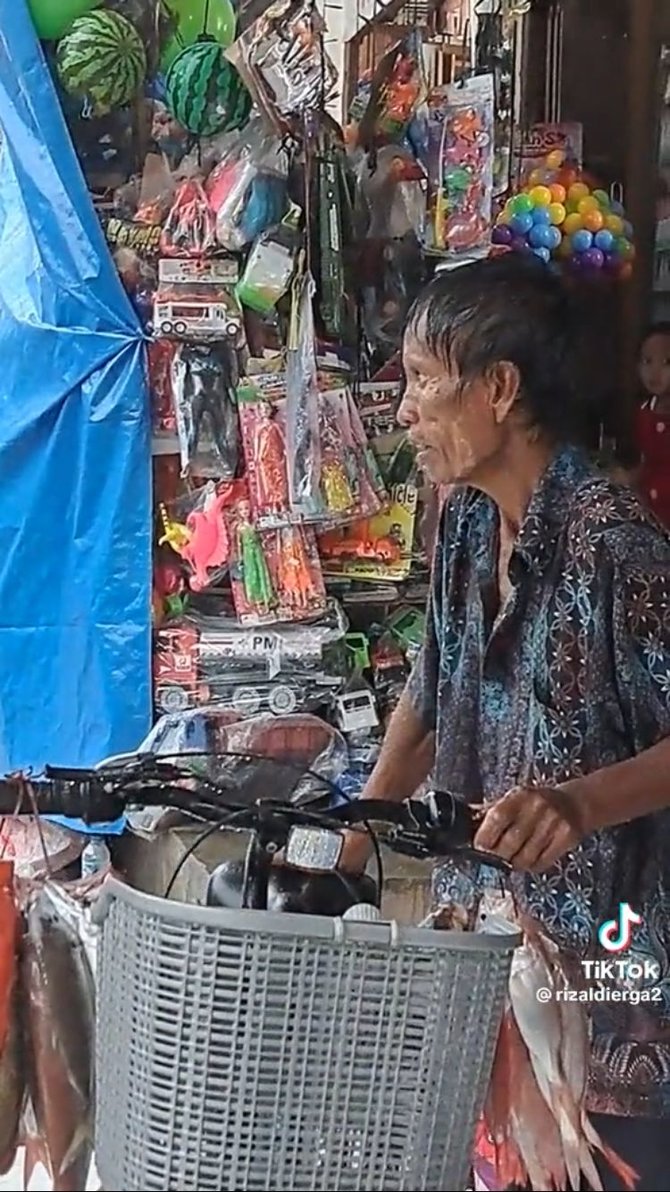 viral kakek penjual ikan keliling menggigil karena kehujanan bikin kagum