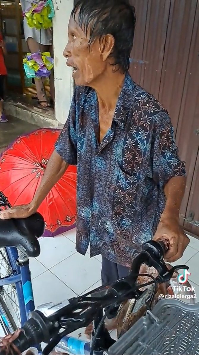 viral kakek penjual ikan keliling menggigil karena kehujanan bikin kagum