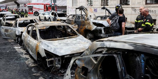 Dahsyatnya Ledakan Tabung Oksigen di Milan, Sejumlah Mobil Ludes Terbakar