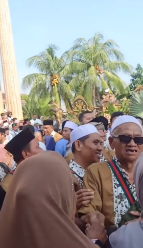 pria ini berangkatkan umroh sekampung