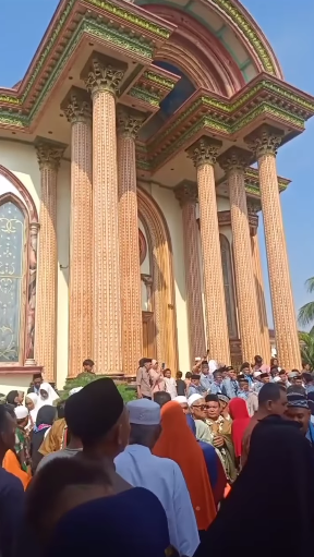 pria ini berangkatkan umroh sekampung