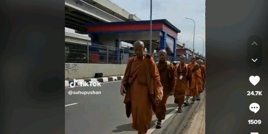 Sambut Waisak, Rombongan Biksu Ini Jalan Kaki dari Thailand ke Candi Borobudur