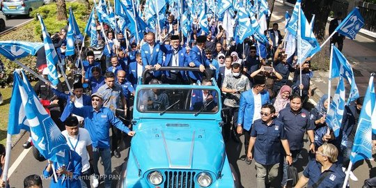 Gaya Zulkifli Hasan Pimpin Pendaftaran Bacaleg PAN Naik Jeep Biru