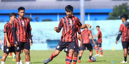 Seragam Latihan Anyar Tim Arema, Yuk Tebak Mirip Tim Eropa Mana Ya?