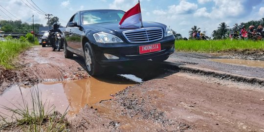 Mengurai Benang Kusut Jalan Rusak di Daerah