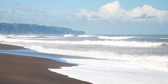 Tinggi Gelombang Laut Jabar-DIY Capai 6 Meter, Ini Penyebabnya