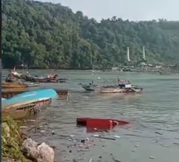 gelombang tinggi di pesisir pantai diy