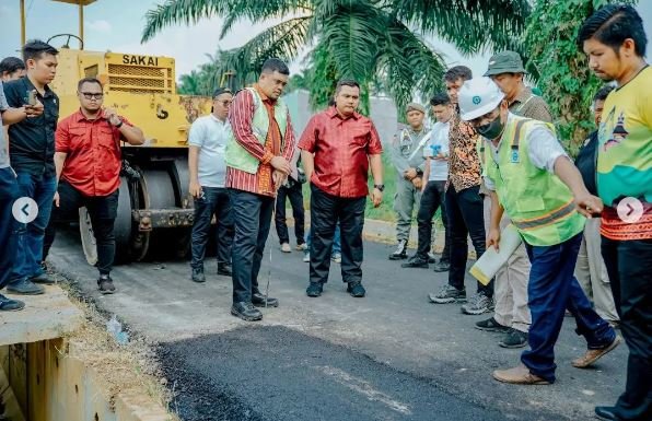 momen bobby marah saat tinjau pengaspalan jalan