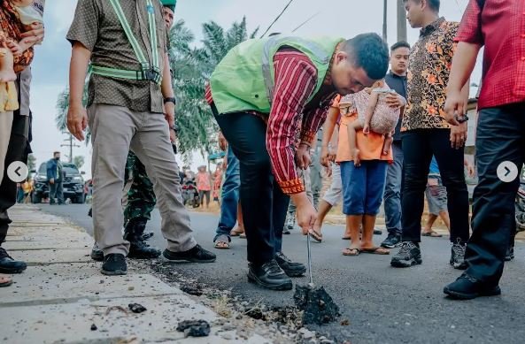 momen bobby marah saat tinjau pengaspalan jalan