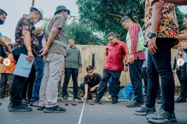 momen bobby marah saat tinjau pengaspalan jalan