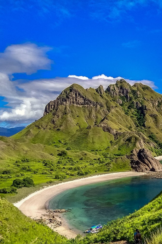 menjelajahi pulau padar