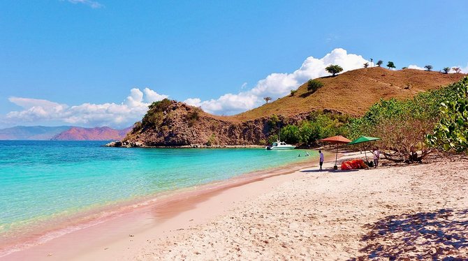 pink beach pulau komodo