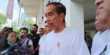 Jokowi Cuma Angkat Tangan, Ogah Jawab Kritik Anies soal Subsidi Mobil Listrik