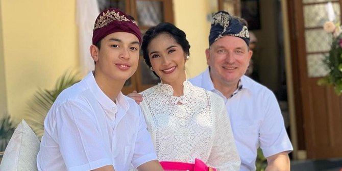 Potret Ganteng Eddy Meijer Kondangan Bareng Orangtua yang Sukses Buat Netizen Salfok
