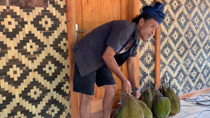 mencicipi durian di rumah warga baduy