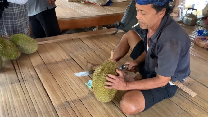 mencicipi durian di rumah warga baduy