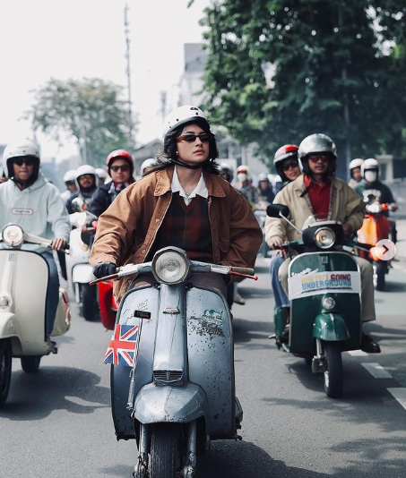 intip potret kece sintya marisca saat riding vespa punya komunitas sendiri