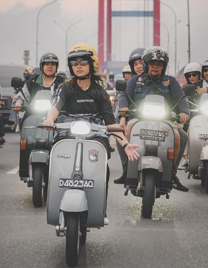 intip potret kece sintya marisca saat riding vespa punya komunitas sendiri