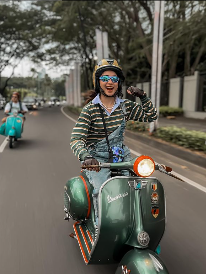 intip potret kece sintya marisca saat riding vespa punya komunitas sendiri