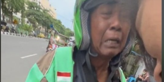 Ojol Paruh Baya Dorong Motornya Mogok hingga Ngos-Ngosan Berujung Nangis, Ada Apa?